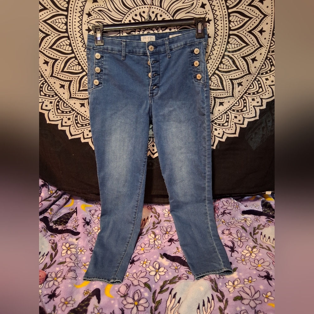 Chic Button-Accent Blue Women's Cropped Jeans